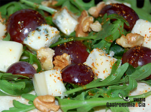 ensalada_rucula_uvas_queso.jpg