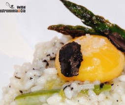 Arroz trufado con espárragos y yema de huevo Arroz trufado con espárragos y yema de huevo
