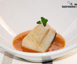 Bacalao a baja temperatura con jugo de pimientos asados