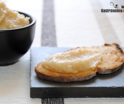 Paté de ajo asado y queso ahumado Paté de ajo asado y queso ahumado