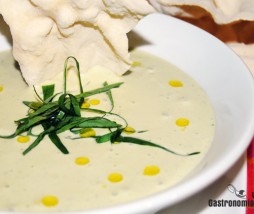 Papadums con salsa de yogur griego y albahaca