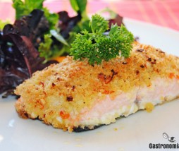 Salmón al horno con costra de naranja y parmesano