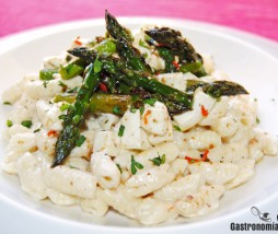 Gnocchetti sardi con espárragos y queso fresco