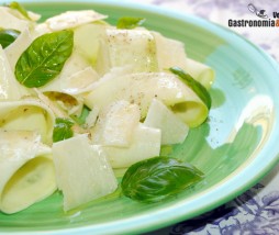 Ensalada de calabacín, parmesano y albahaca