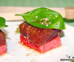 Atún marinado con sandía y albahaca