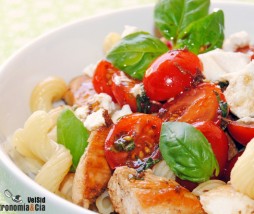 Pasta con pollo, tomates, queso y albahaca