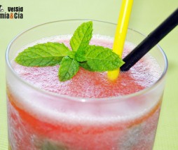 Cóctel granizado de ginebra y sandía
