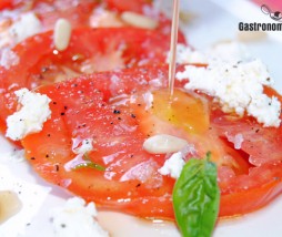 Tomates con mantequilla avellana Ensalada de tomate aderezada con mantequilla tostada 'beurre noisette'