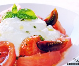 Crema de 'falsa' burrata con tomate y aceite de albahaca Receta de mozzarella y tomate con albahaca