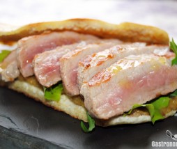 Bocadillo de secreto de cerdo en pan pita Secreto de cerdo con salsa de pera y rábano picante en pan de pita