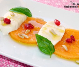 Ensalada de mozzarella y persimon Ensalada Caprese de otoño