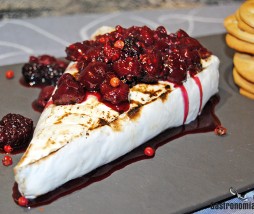 Brie con salsa de frutos rojos