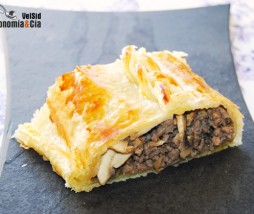 Hojaldre relleno de carne y champiñones Pastel de carne en hojaldre