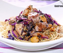 Noodles con pollo y salsa de miso y sésamo Noodles con pollo y salsa de miso y sésamo