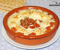 Provolone al horno con tomate y orégano