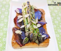 Tosta de espárragos, cecina y salsa de cacahuete Tosta de espárragos, cecina y salsa de cacahuete
