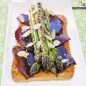 Tosta de espárragos, cecina y salsa de cacahuete