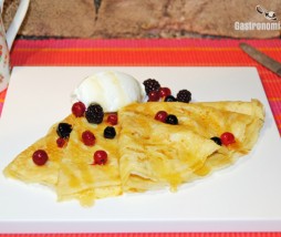 Filloas de leche con arándanos, queso y miel Receta de filloas