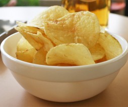 Comer una bolsa de patatas al día es como beber cinco litros de aceite al año Grasas patatas chips