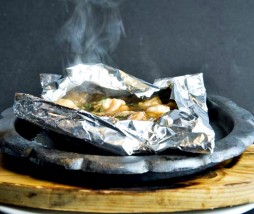 Cómo forrar una bandeja con papel de aluminio Hacer una hoja de papel de aluminio más grande