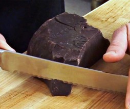 Picar chocolate a mano