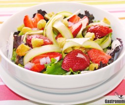 Ensalada con fresas y espárragos verdes Ensalada con fresas y espárragos verdes