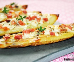 Piel de patata asada con jamón y queso Piel de patata asada con jamón y queso