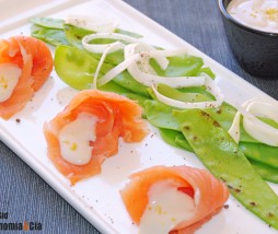 Salmón ahumado y tirabeques con salsa de coco y wasabi Salmón ahumado y tirabeques con salsa de coco y wasabi