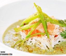 Cangrejo real con sopa de coco y cilantro