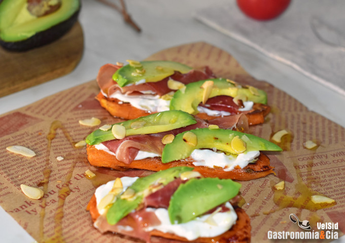 Tostadas de boniato con jamón y aguacate