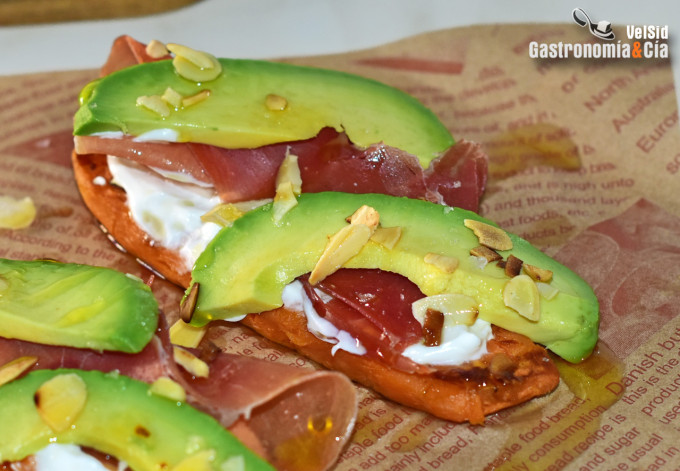 Tostadas de boniato con jamón y aguacate