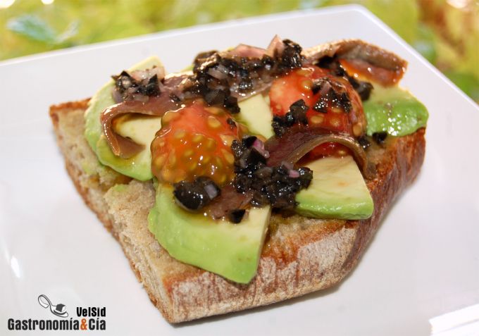 Aguacate con anchoas y vinagreta de aceitunas negras