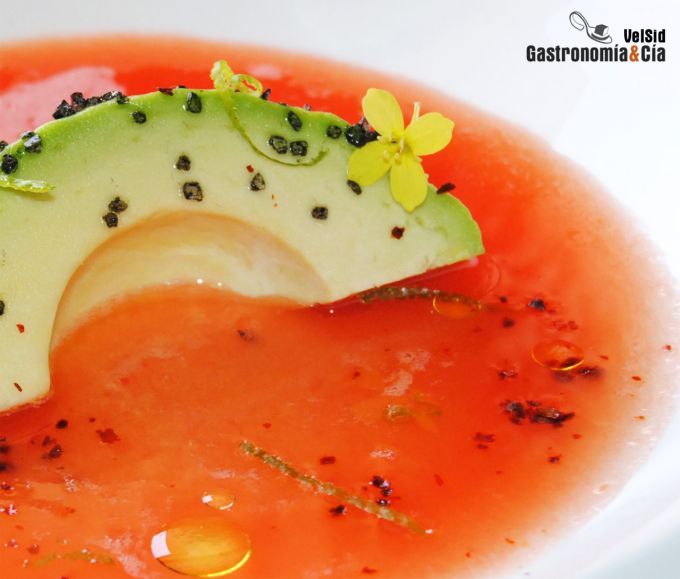 Aguacate con sopa de tomate, lima y sal negra