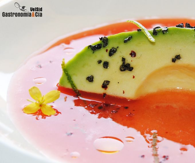 Aguacate con sopa de tomate, lima y sal negra