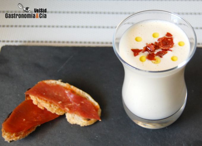 Ajoblanco de huevo frito