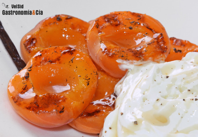 Albaricoques a la parrilla con skyr y sirope de arce, u