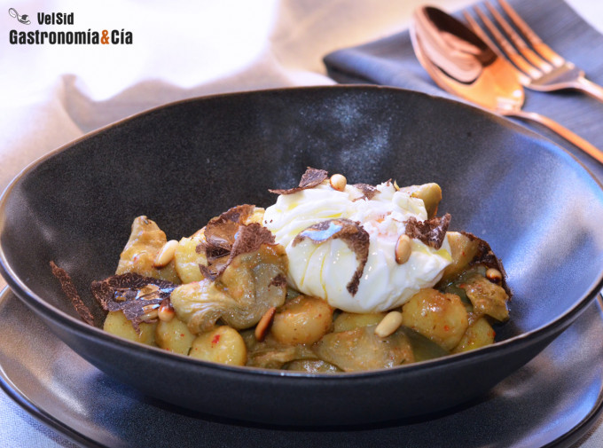 Alcachofas, ñoquis, huevo poché y trufa negra