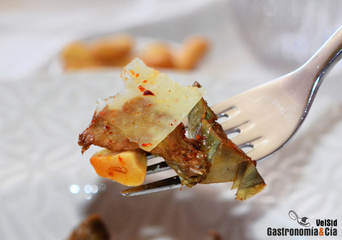 Alcachofas al cava con queso de oveja y ajo asado