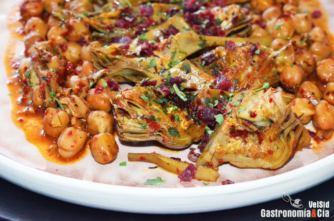 Alcachofas con garbanzos y cecina