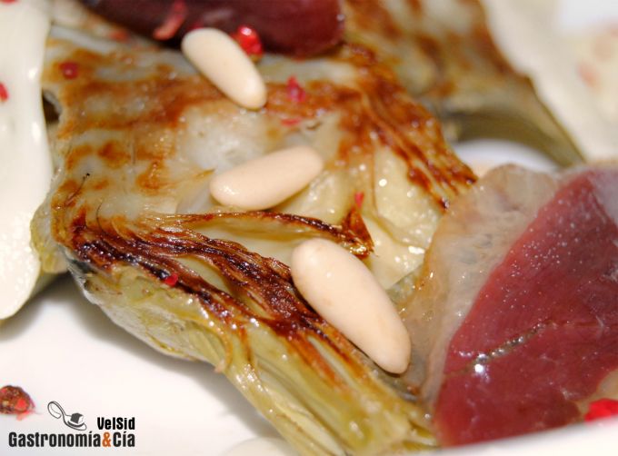 Alcachofas con jamón de pato y scamorza