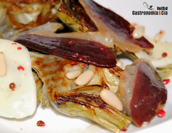 Alcachofas con jamón de pato y scamorza