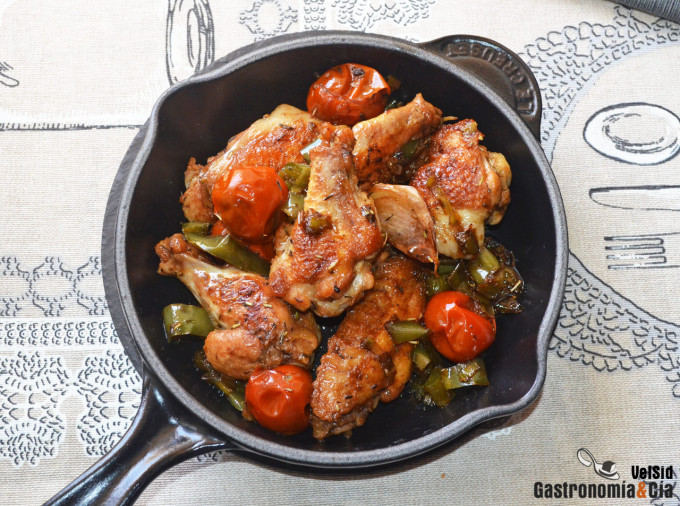 Alitas de pollo con pimientos y tomates cherry
