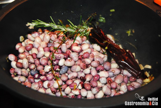Receta de alubias con champiñones, trompetas y setas de