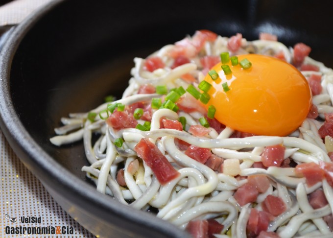 Anguriñas con jamón y huevo de corral