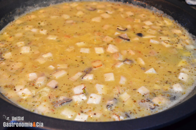 Arroz al azafrán con setas de cardo y piñones