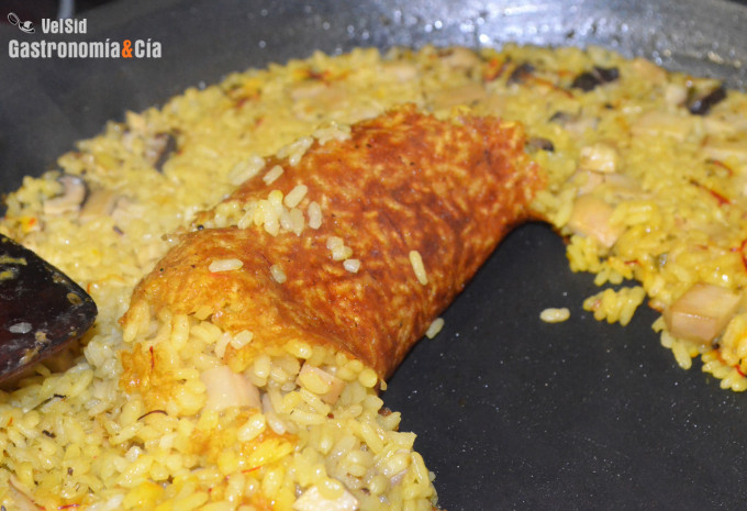 Arroz al azafrán con setas de cardo y piñones
