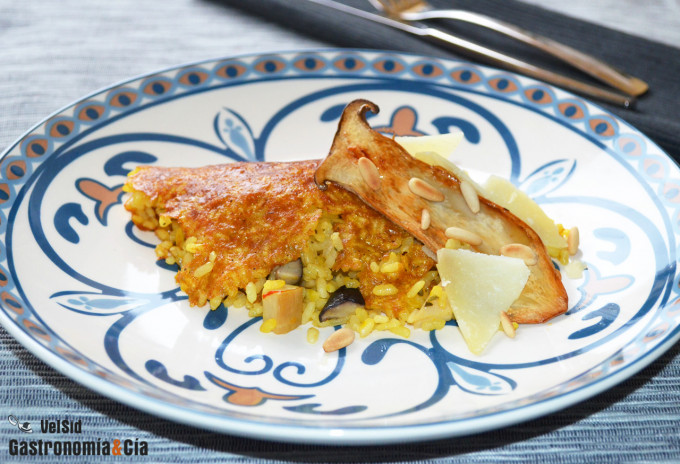 Arroz al azafrán con setas de cardo y piñones