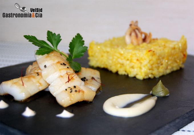 Arroz al azafrán con sepia y mayonesa de wasabi