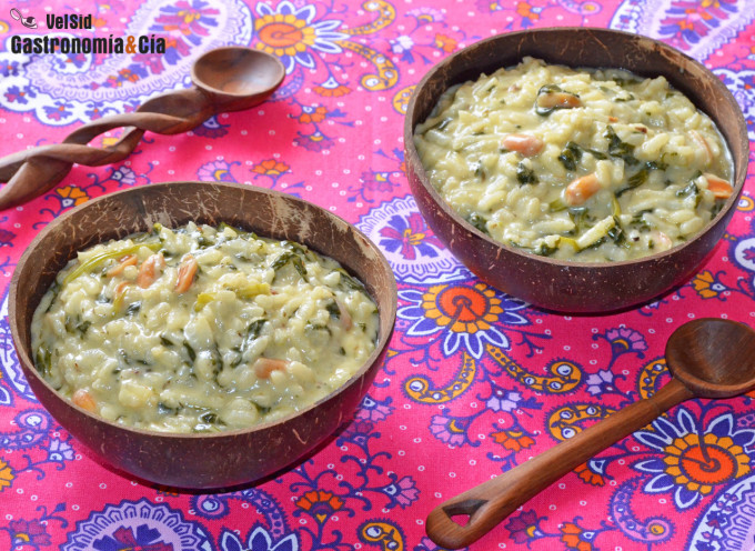 Arroz cremoso de curry verde con espinacas y cacahuetes