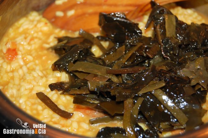 Arroz con gambas y algas